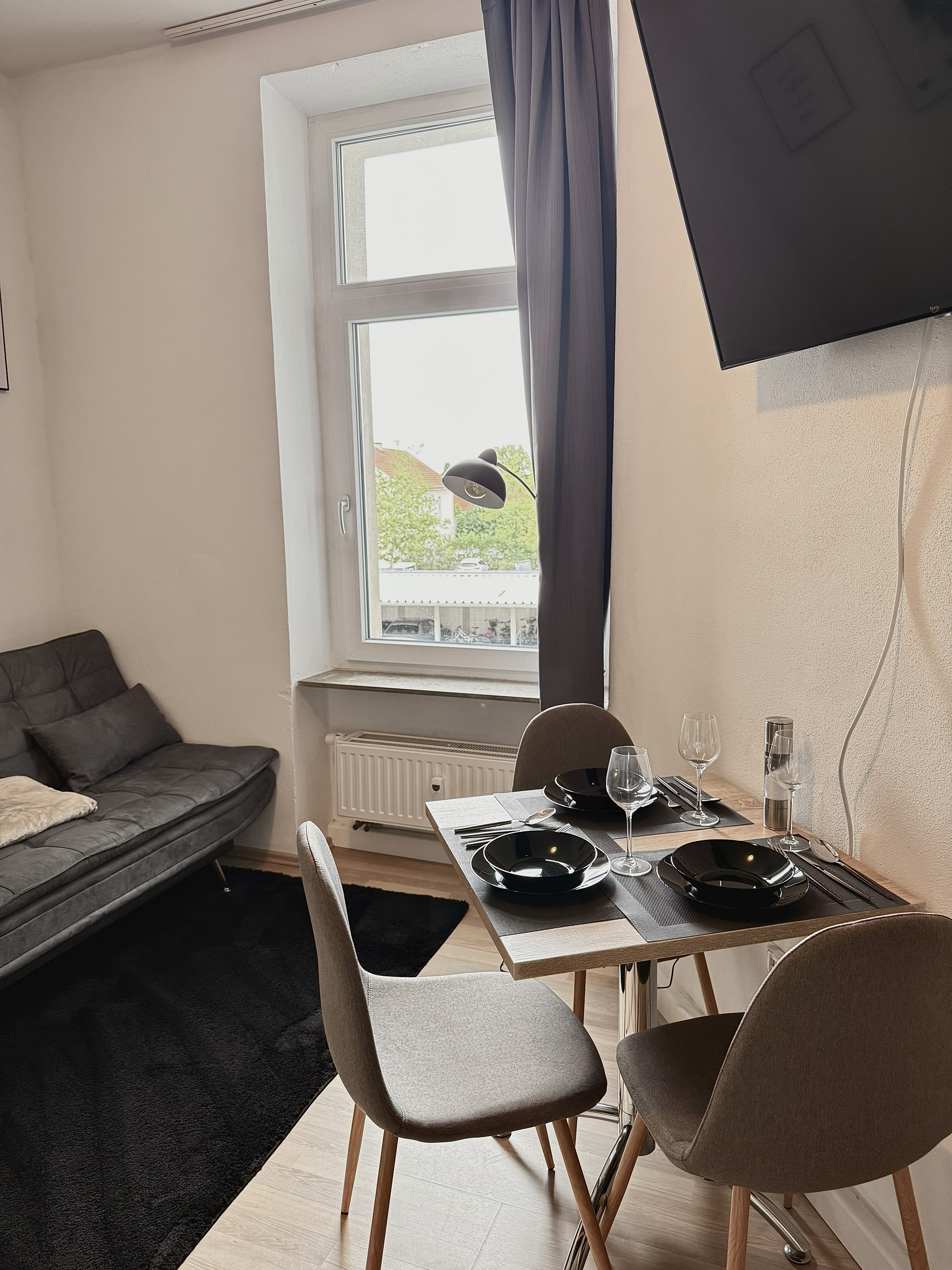 Wohnung 25 – Esstisch mit Fenster und Stadtblick